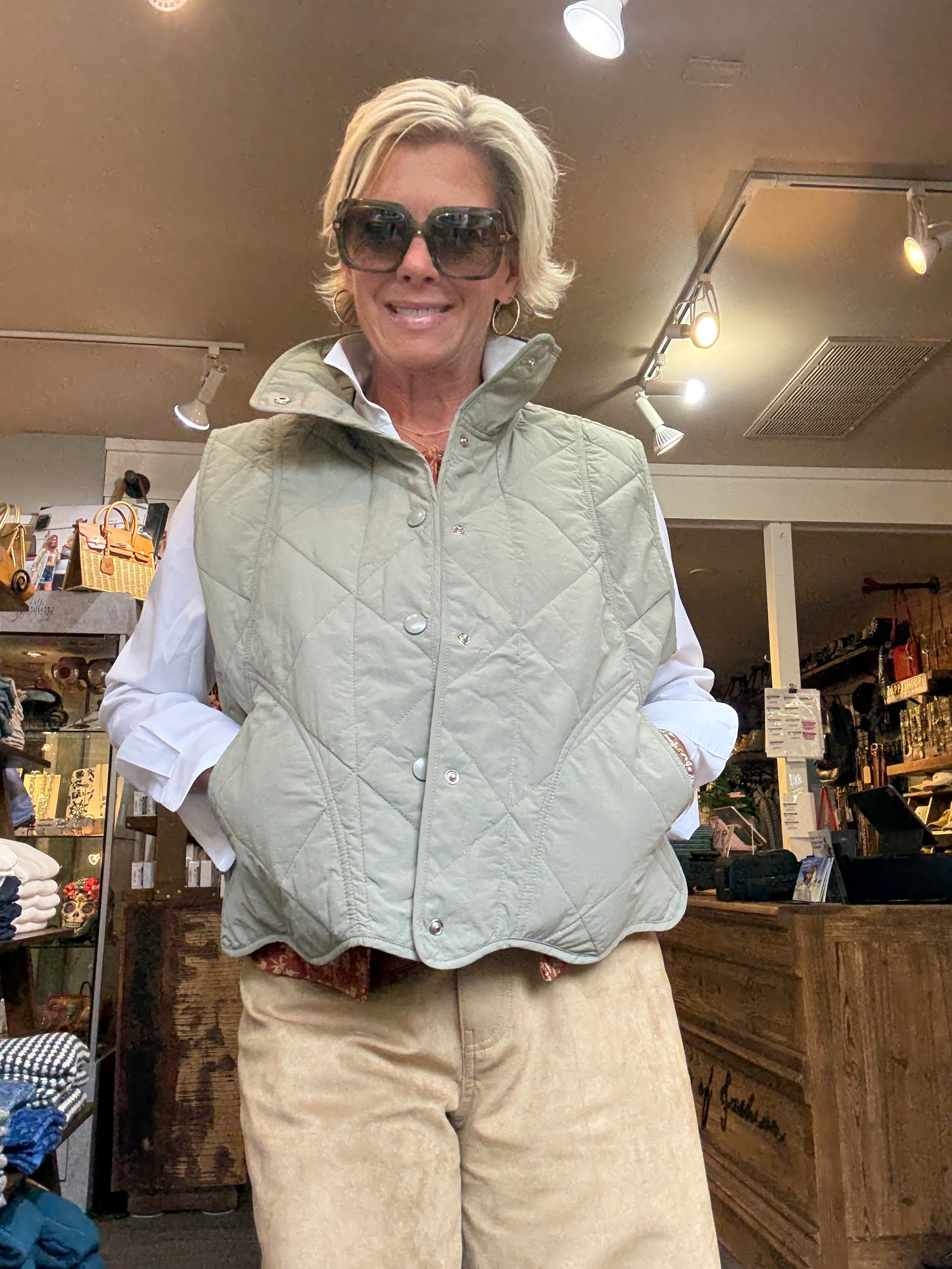 WAVE HEM QUILTED VEST WOVEN