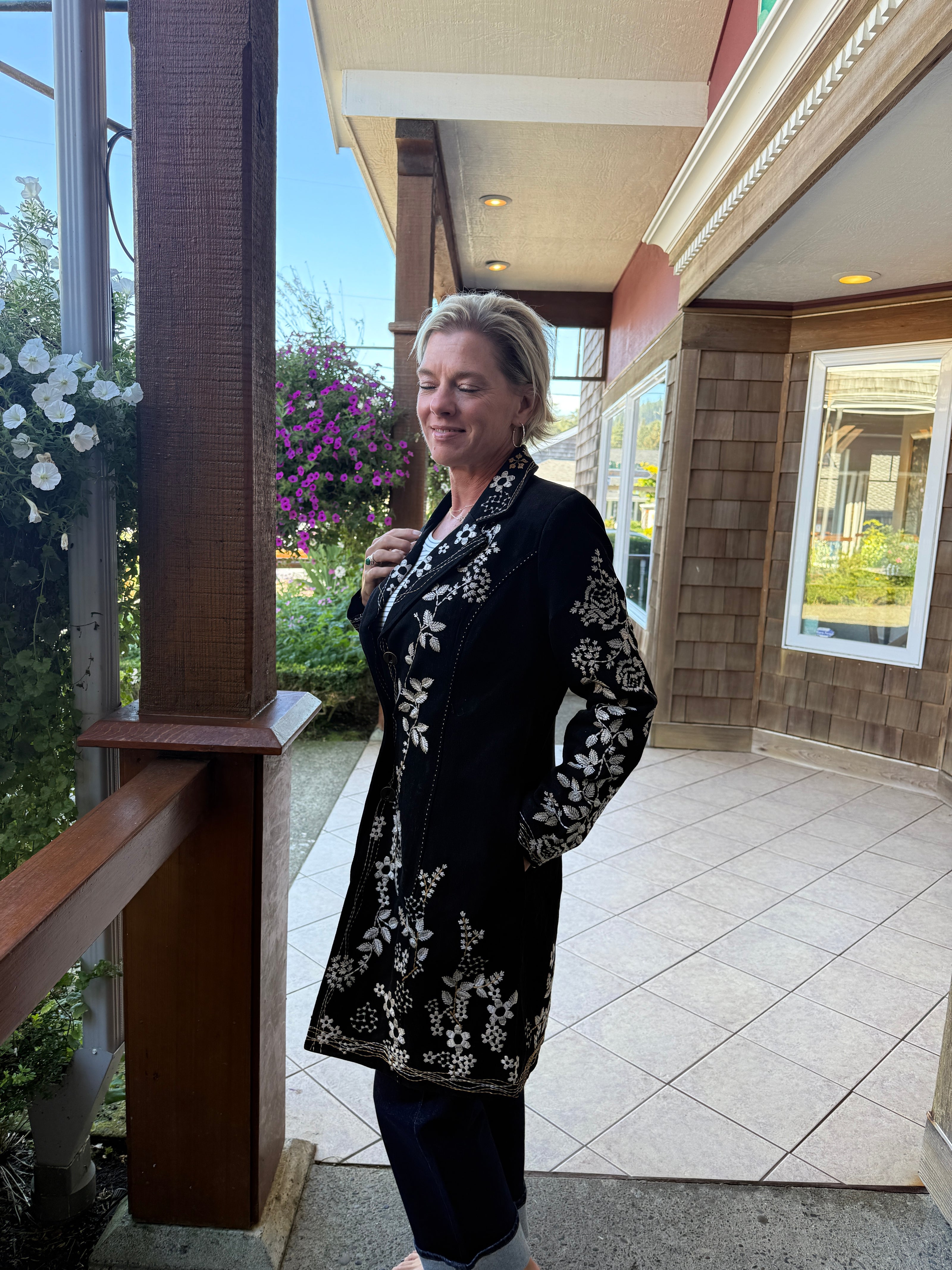 HEAVY TWILL COAT WI ANTIQUE ROSE EMB