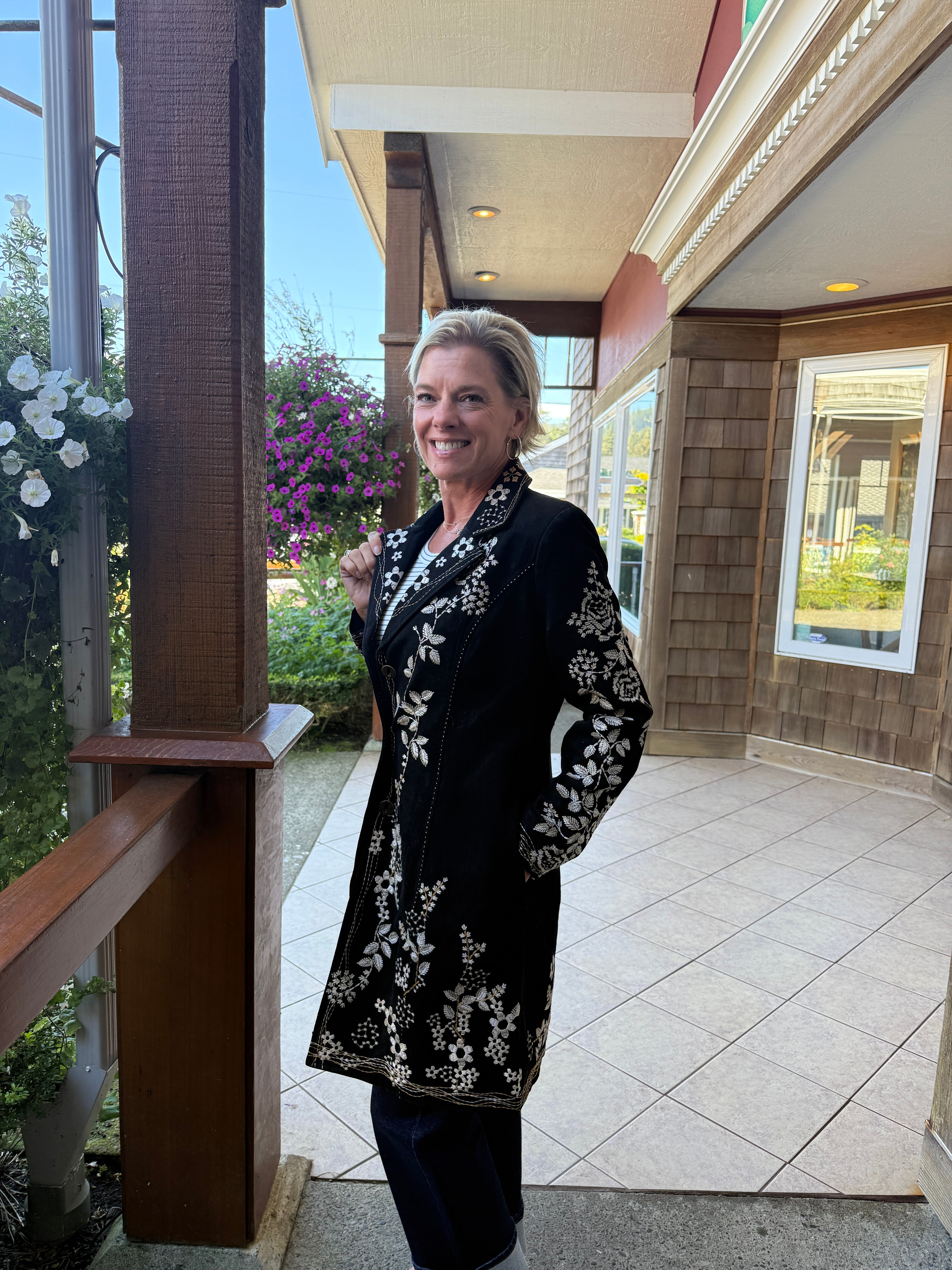 HEAVY TWILL COAT WI ANTIQUE ROSE EMB