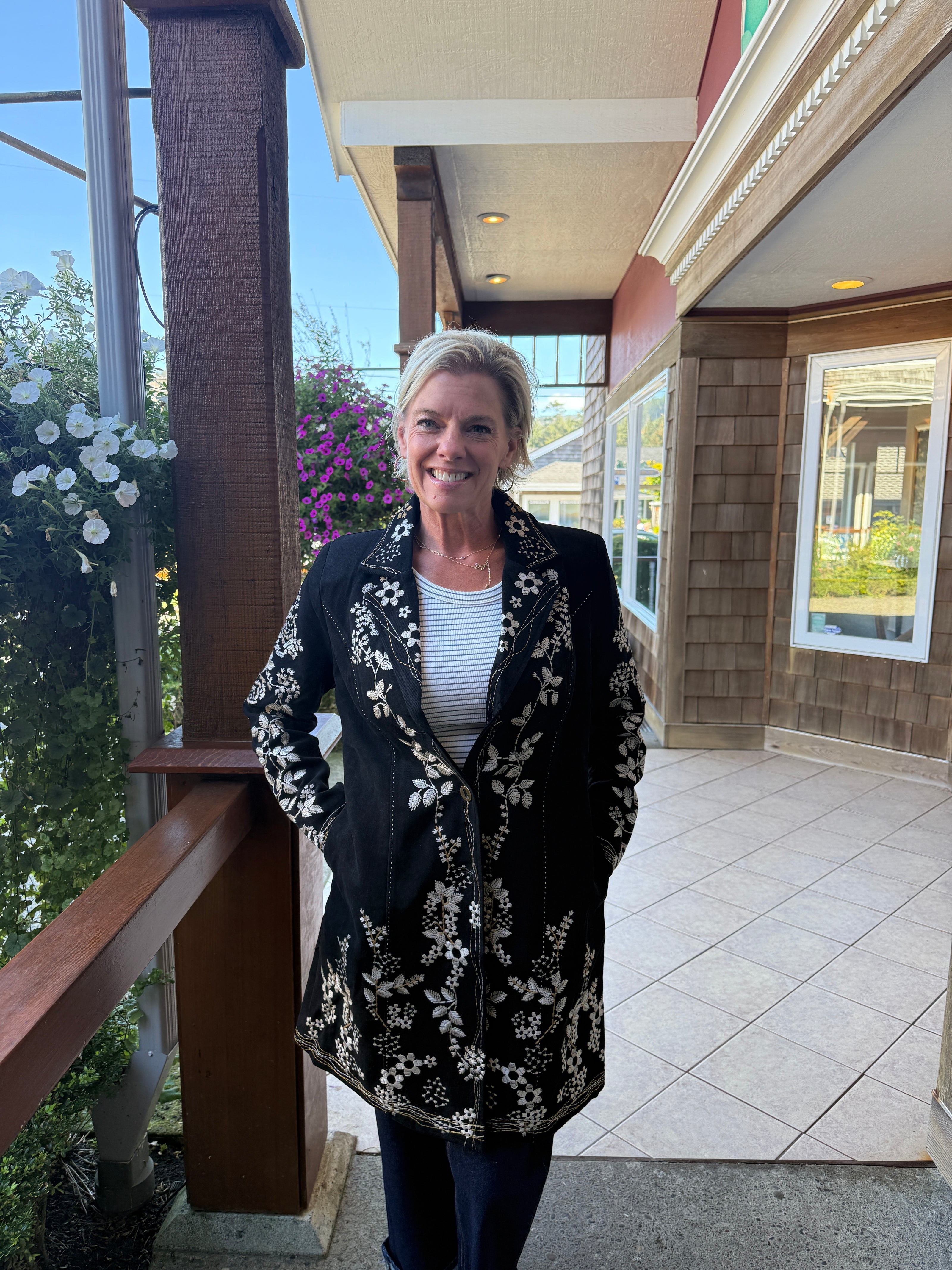 HEAVY TWILL COAT WI ANTIQUE ROSE EMB