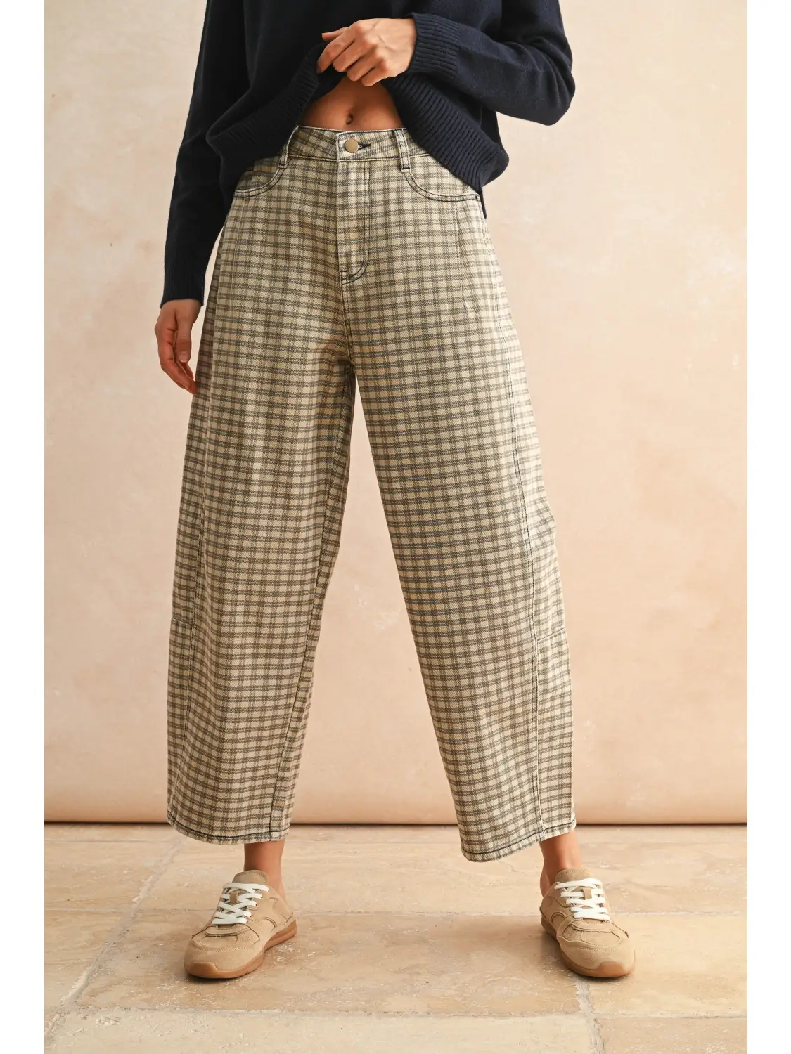 MINI CHECKER PATTERN BARREL PANTS  tan /brown front