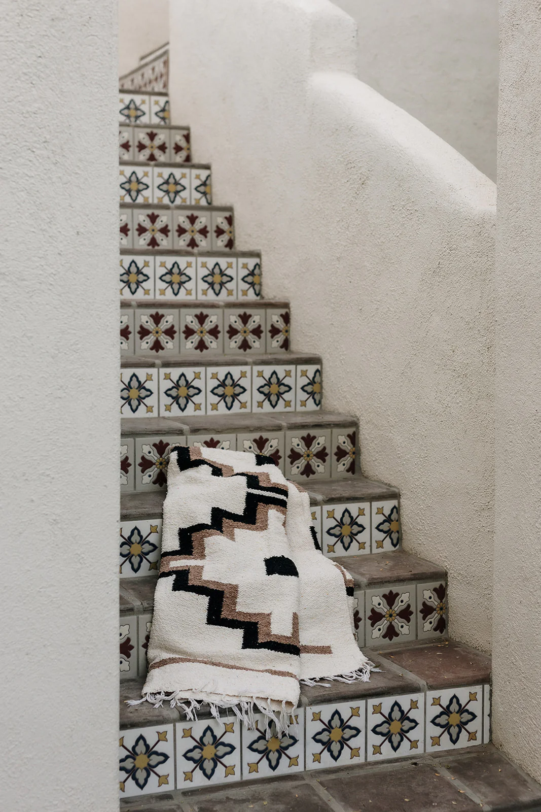 Tribe & True Tres Cruces Blanket - Crema stairs