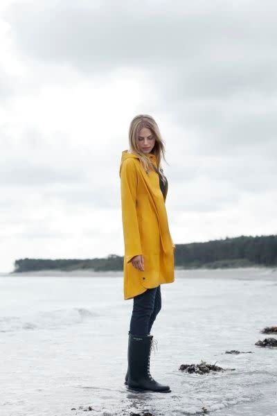 Rain71 Loose Cut | 808 cyber yellow model outside profile 