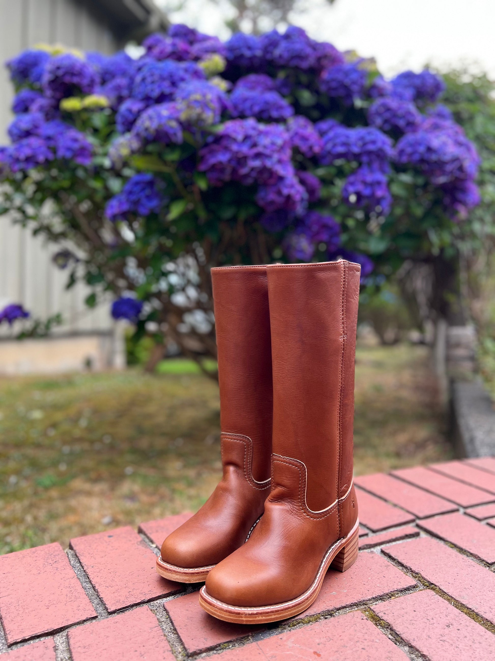 Frye Campus Leather Boot - Saddle flower background