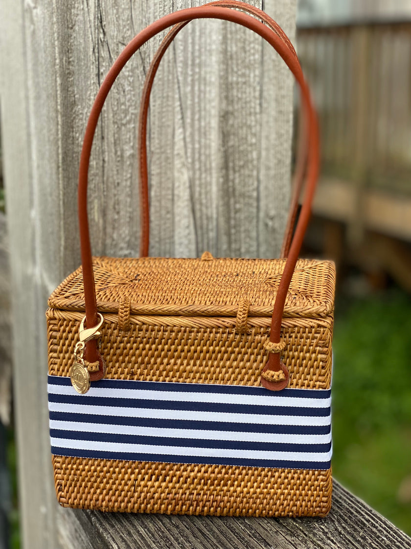 Emory navy/wht stripe bow sand dollar back/closed