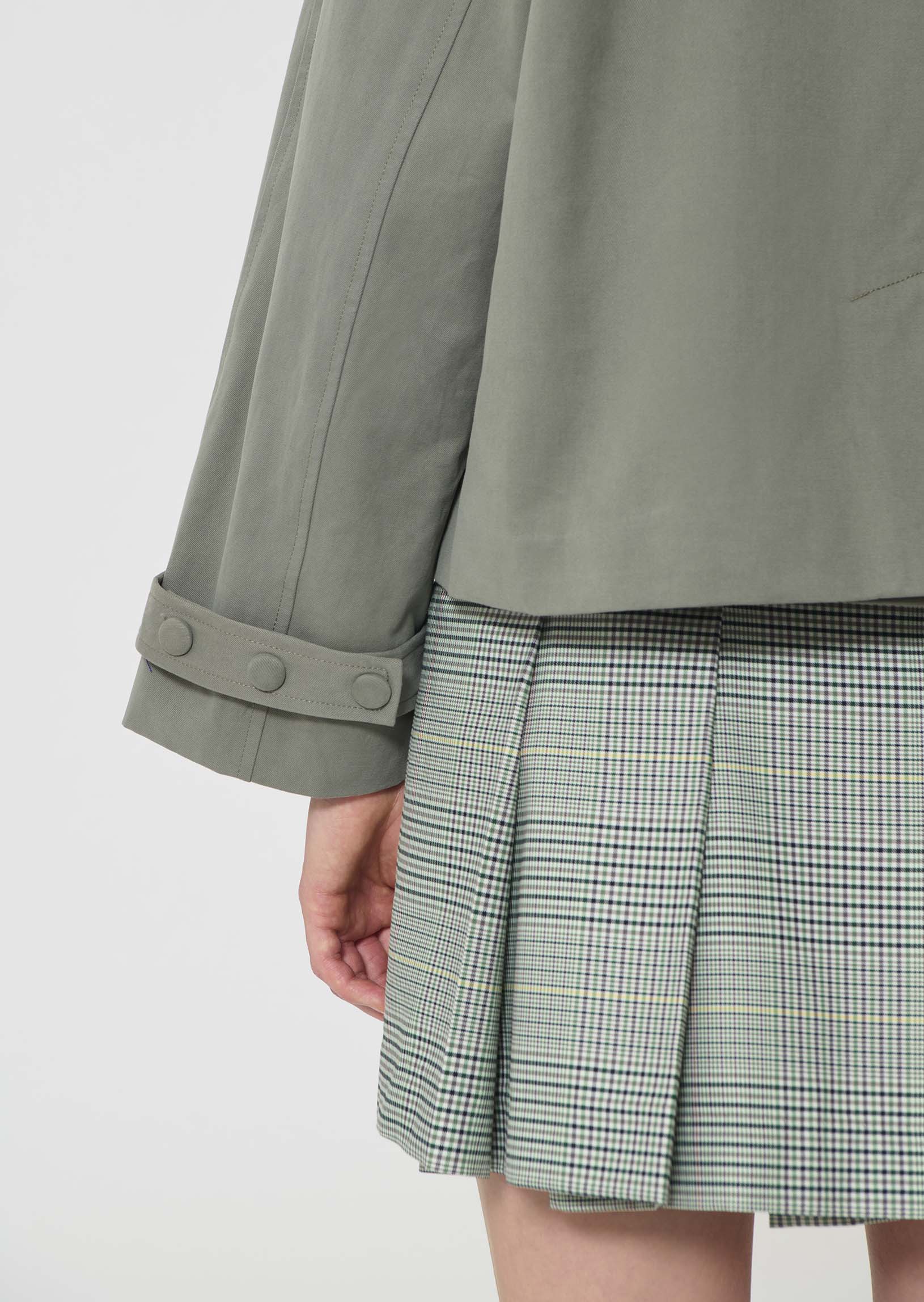 Trench Isaure Jacket olive sleeve close up