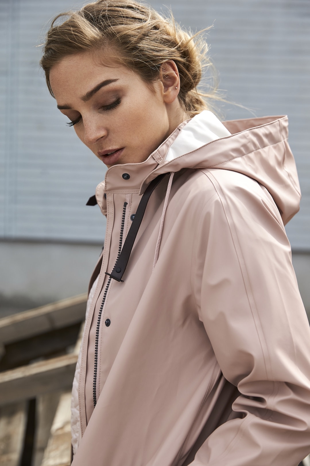 Rain71 Loose Cut | 378 adobe rose outside model closeup