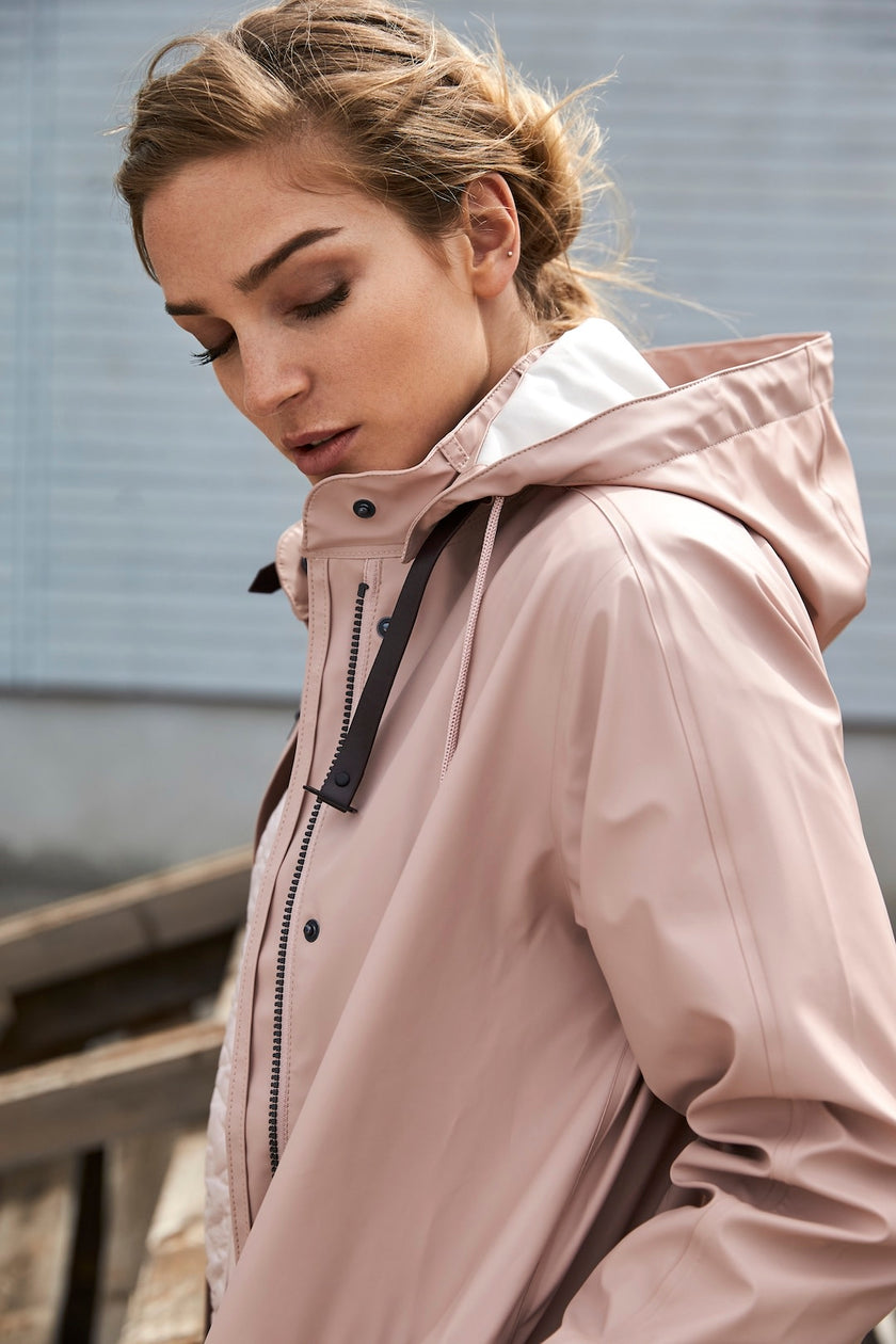 Rain71 Loose Cut | 378 adobe rose outside model closeup