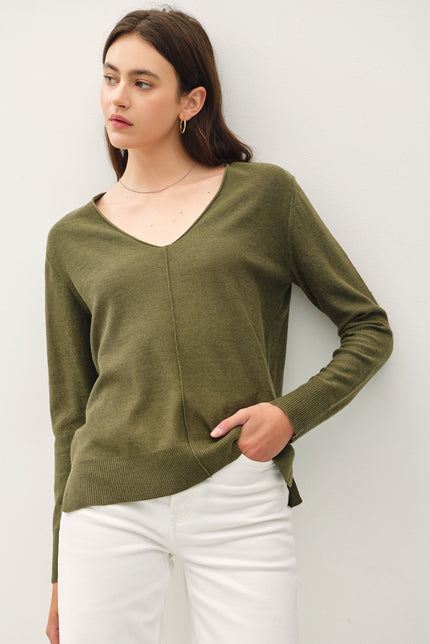 CLASSIC LIGHTWEIGHT V-NECK KNIT SWEATER Olive front
