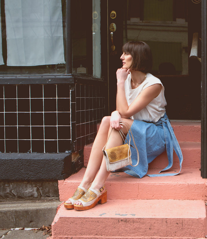 Bed|Stu Jinkie model with matching bag sitting