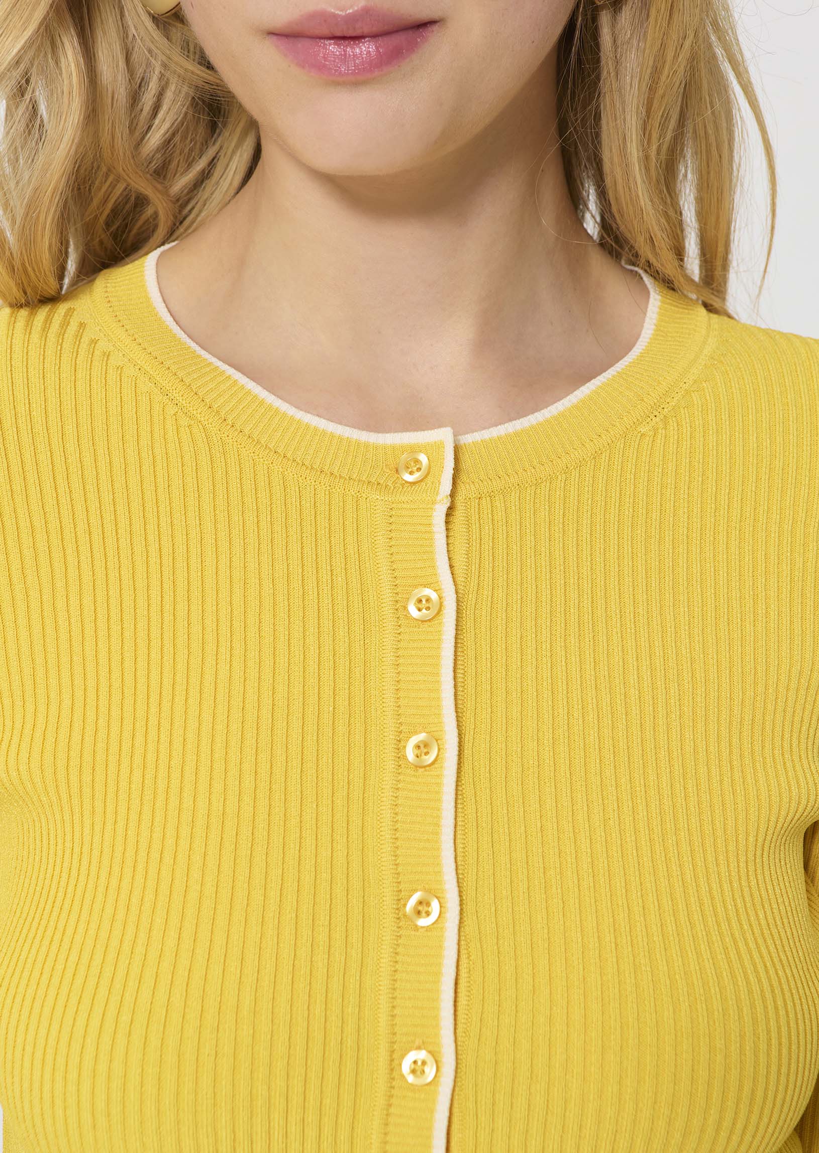  Gipsy Cardigan yellow button close up