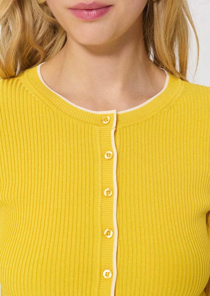  Gipsy Cardigan yellow button close up