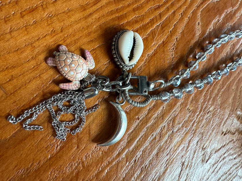 The turtle Necklace CLOSE UP