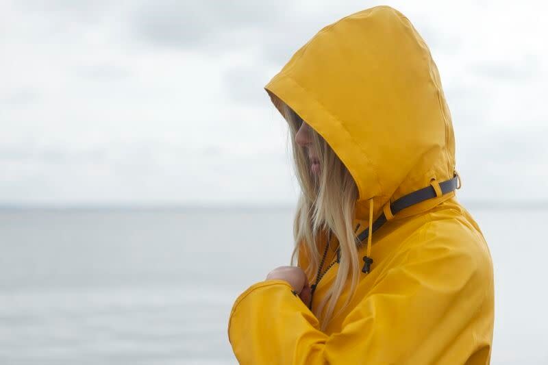 Rain71 Loose Cut | 808 cyber yellow model outside closeup