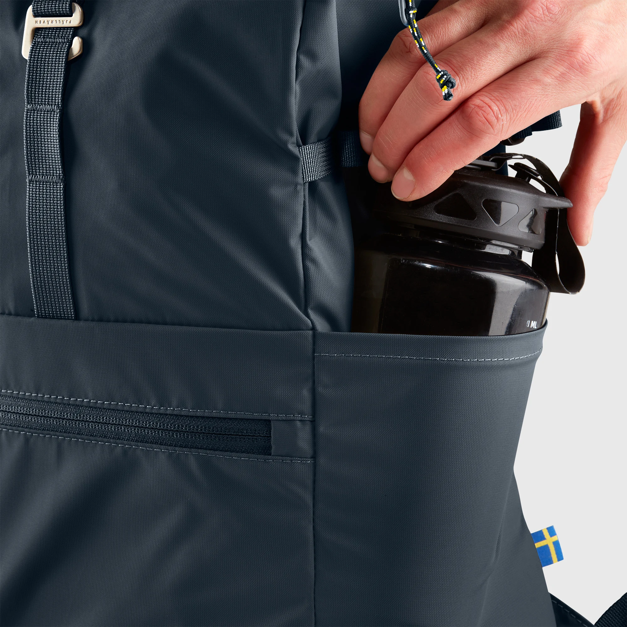 Fjallraven High Coast Foldsack 24 black water bottle holder close up