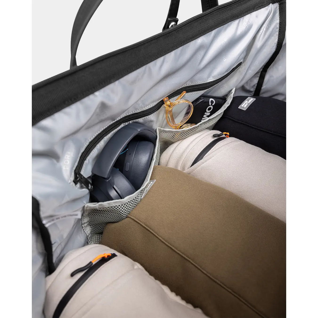 Cascade Duffle Bag black inside pockets