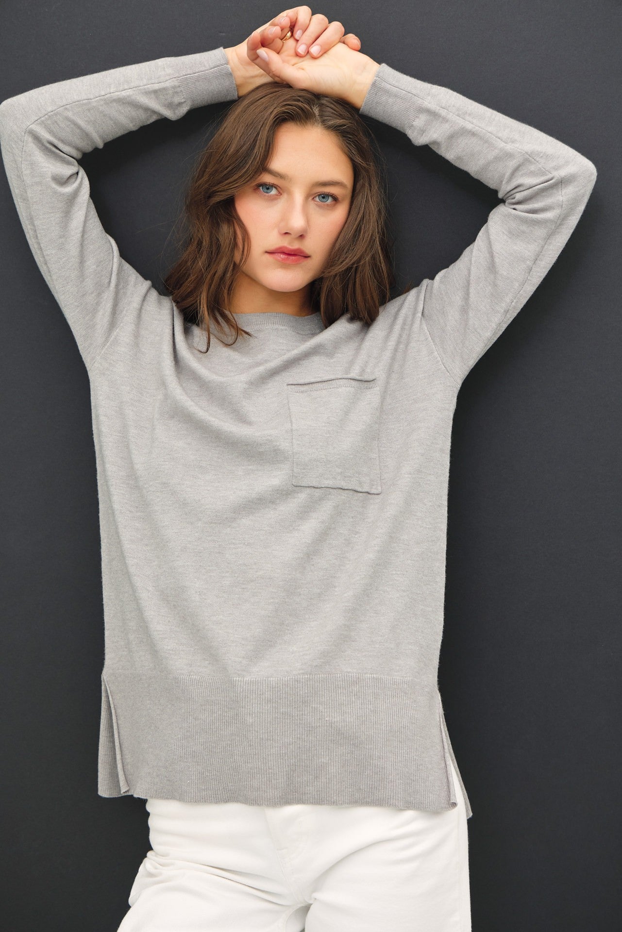 oversize lightweight sweater w pocket & slits