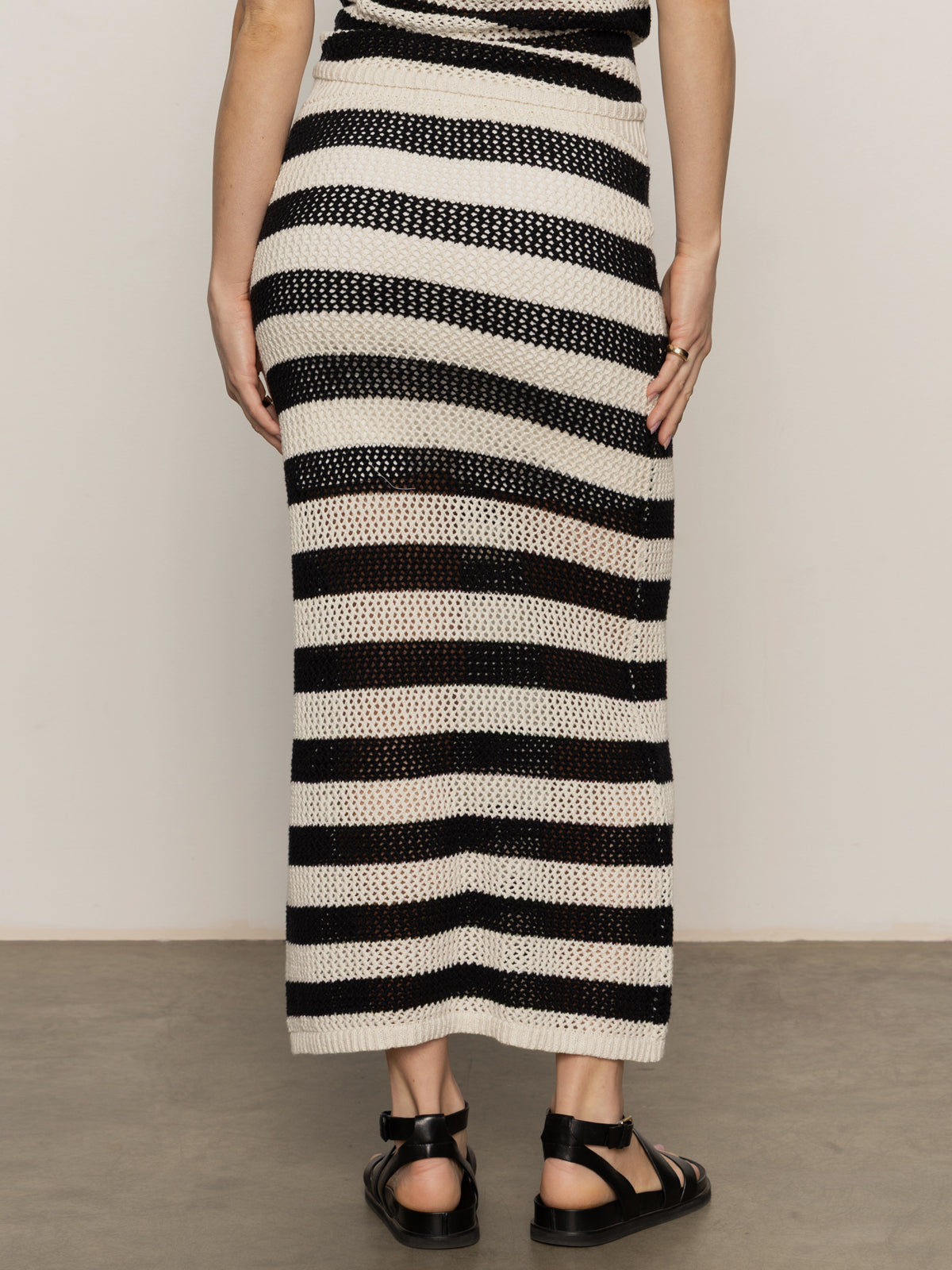 CROCHET SWEATER SKIRT back