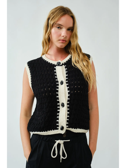 PULLOVER LARGE BUTTON KNIT VEST TOP front