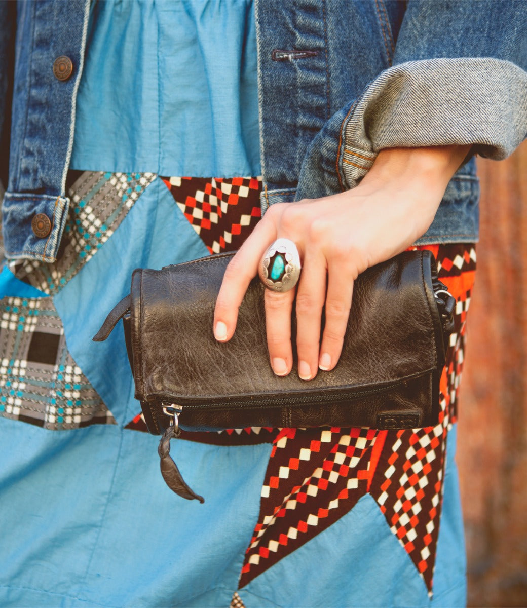 Bed|Stu Amina ii Crossbody Wallet hand model