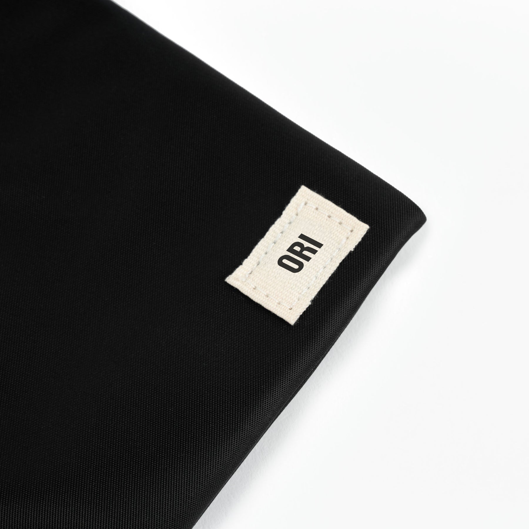 Chelsea (Recycled Nylon) Pocket Sling Extra Small | tag