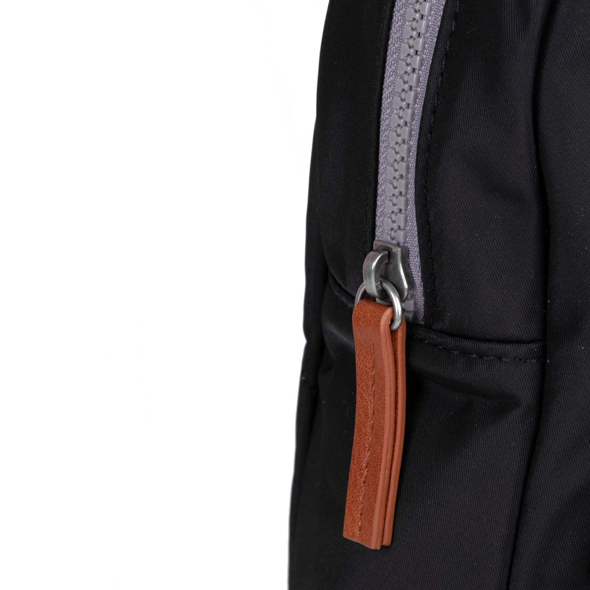 Willesden B (Recycled Nylon) Large Sustainable Scooter Bag | black zipper close up