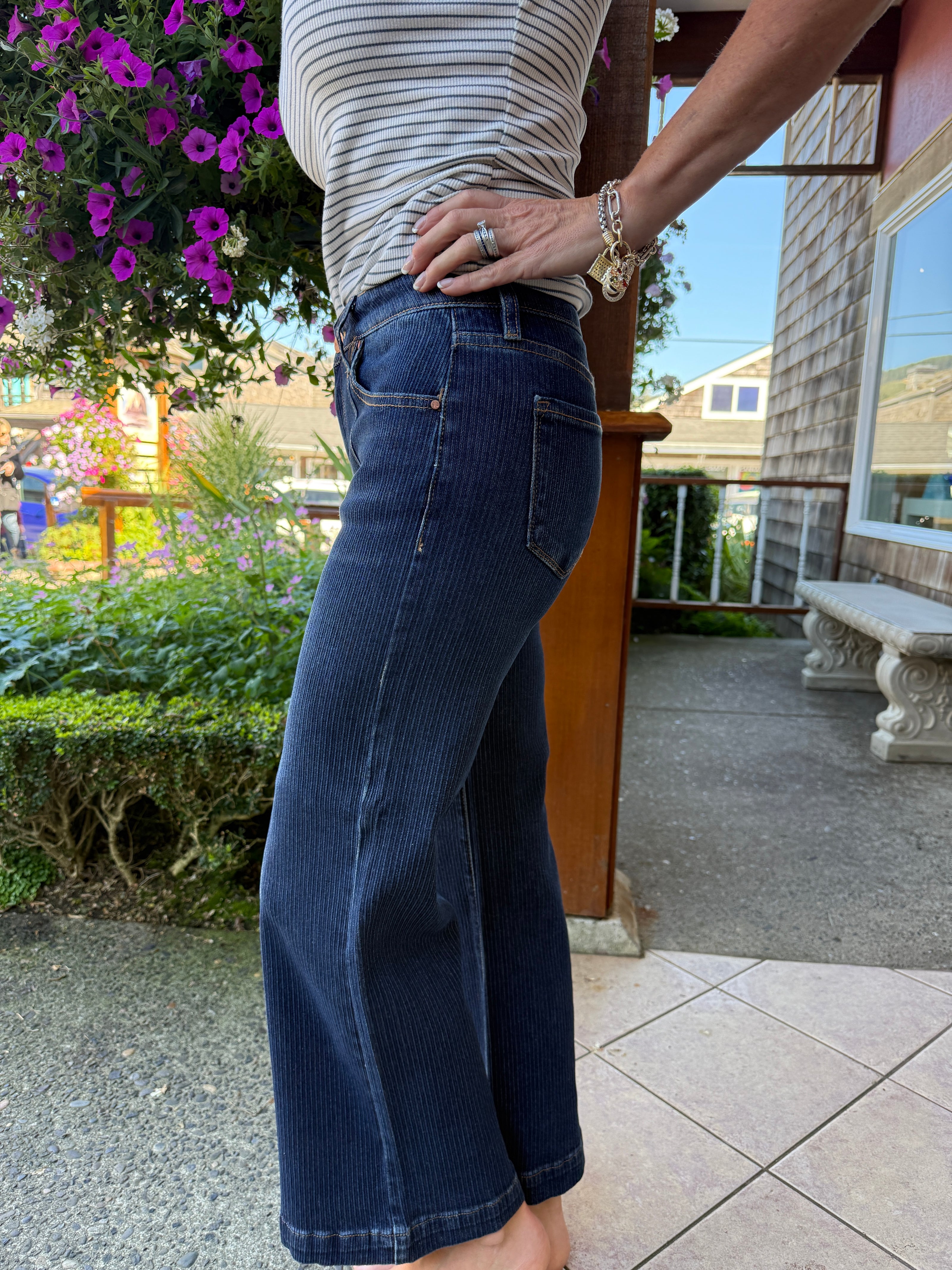 Mid Rise Crop Wide Front Seamed Detailed Jeans side