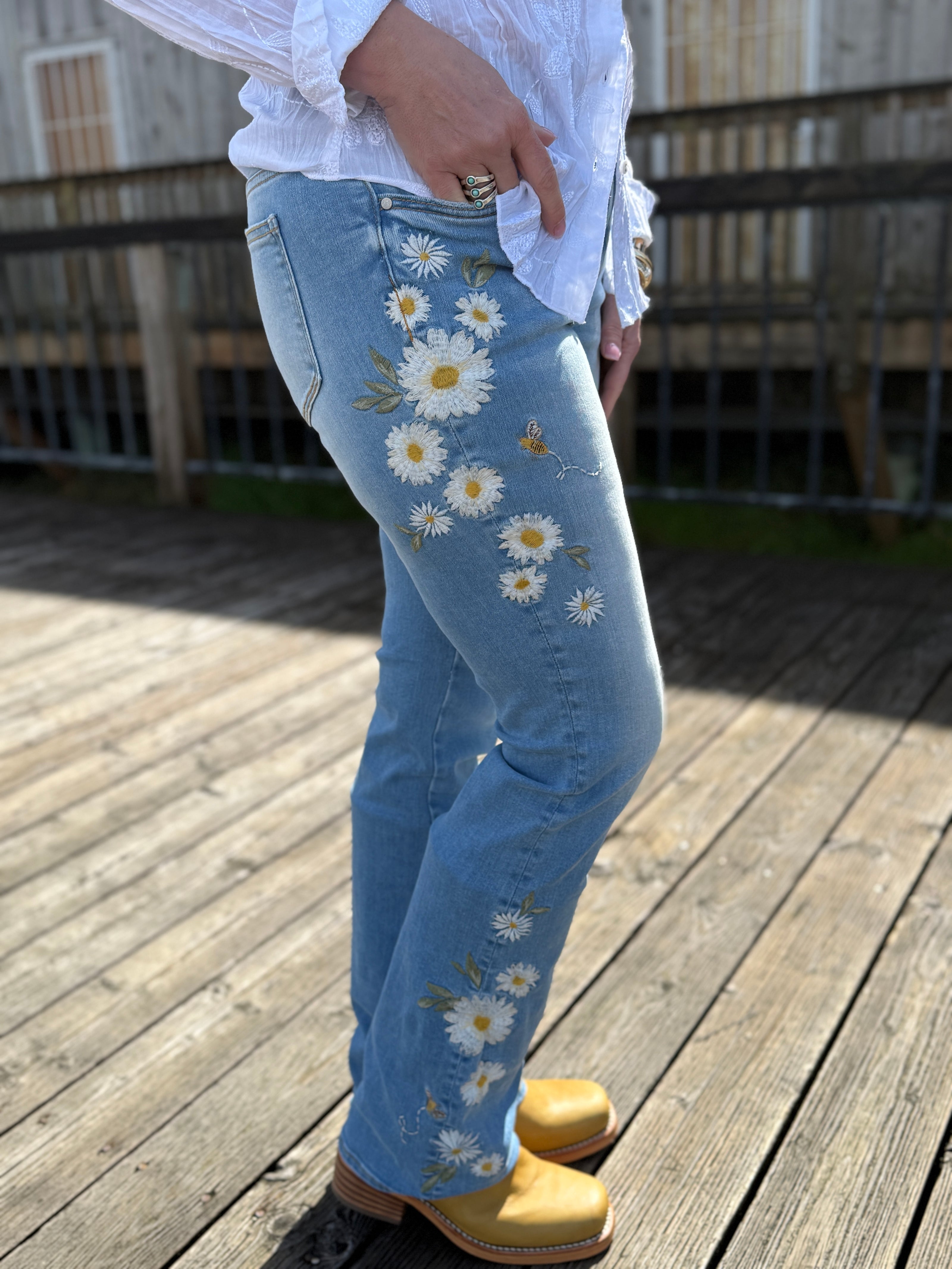 Driftwood Kelly Bootcut X Daisy Bee right leg
