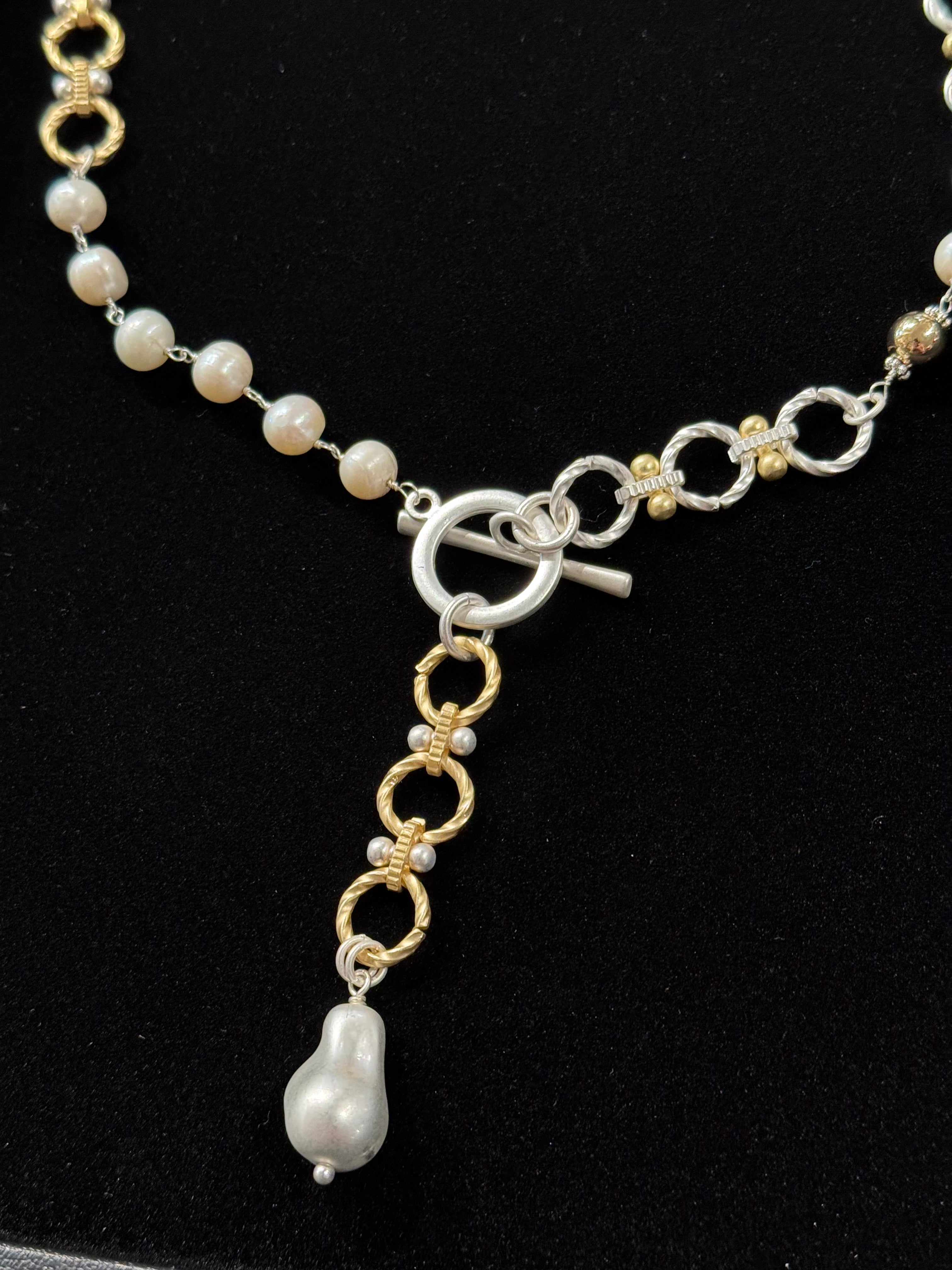 Pearl Teardrop with Toggle NW 23 102-detail